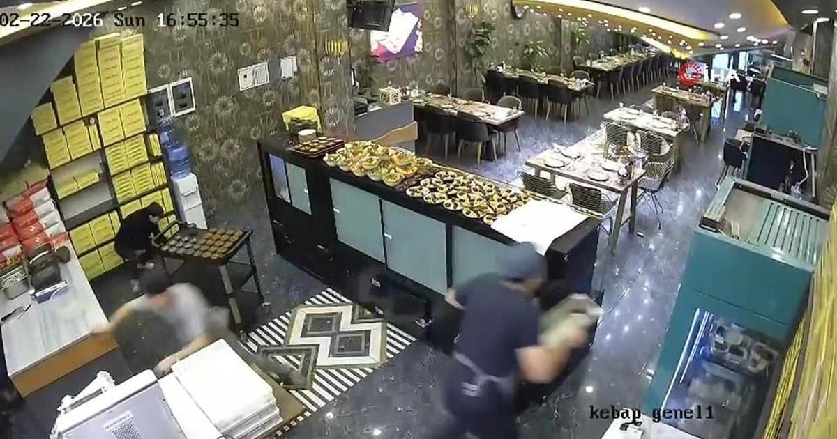 Ramazan'da Restoranda Asma Tavan Çöktü