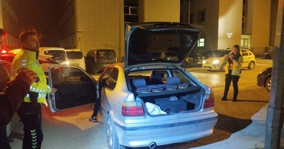 Hastane Bahçesinde Yüksek Sesle Müzik Dinleyen Sürücüye Ceza