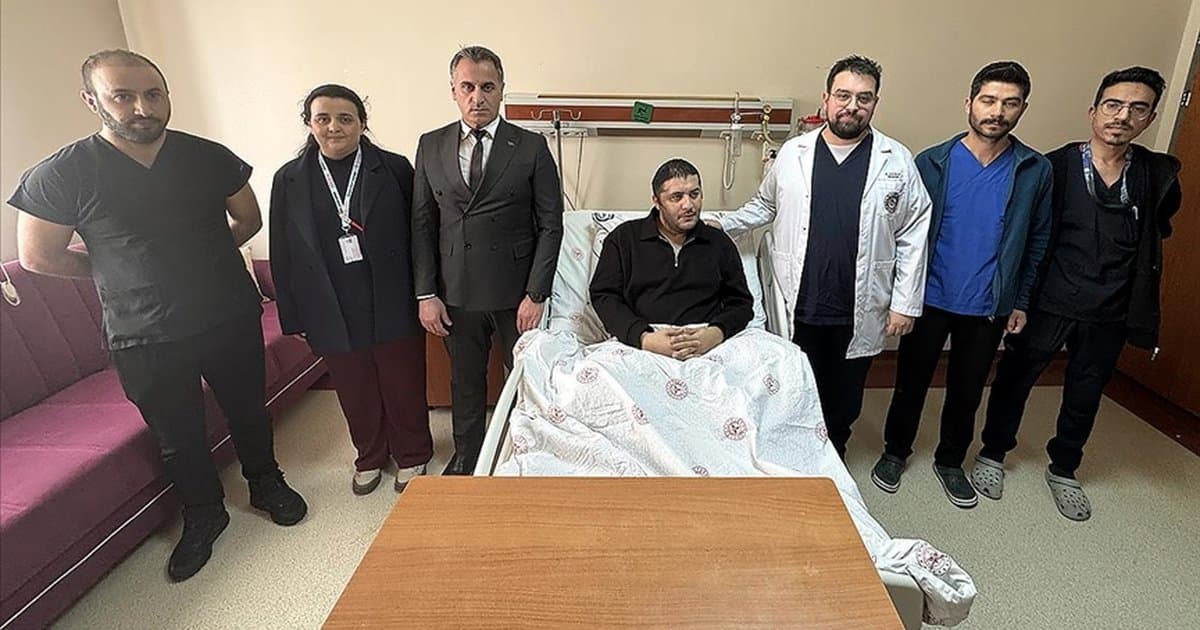 Doktorlar Riskli Ameliyatla Genç Hastayı Hayata Bağladı
