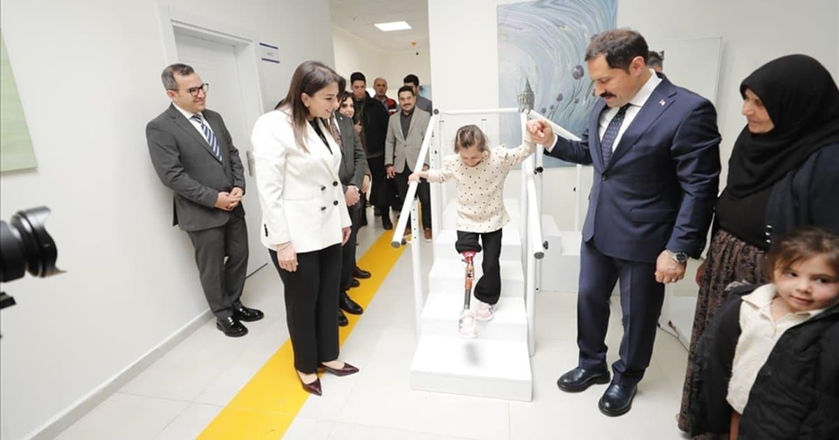 Hatay'da depremde bacağını kaybeden 7 yaşındaki Zeynep proteziyle yürüdü