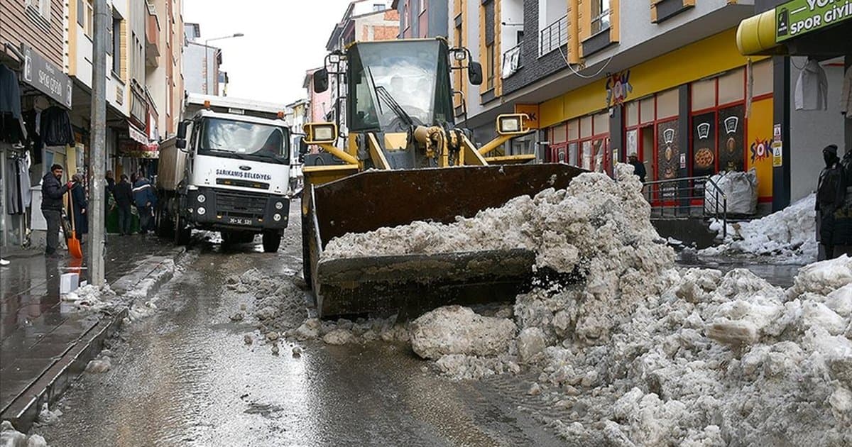 Kars'ta kar ve buz kütleleri taşınıyor