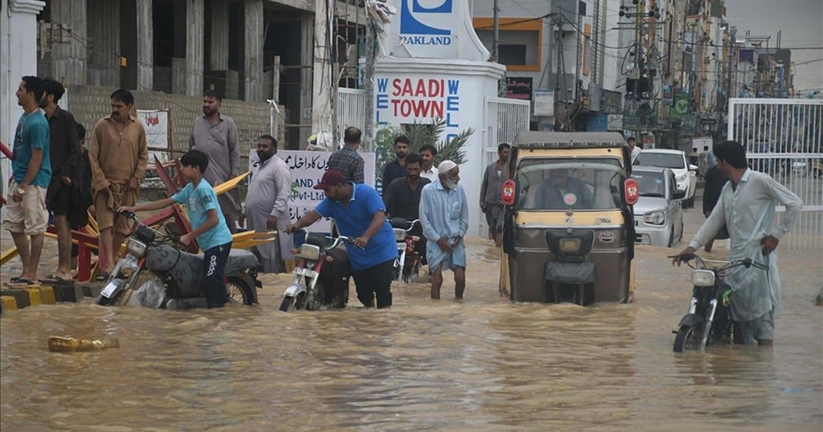 Pakistan'ın Karaçi kentinde şiddetli yağışlar 16 cana mal oldu