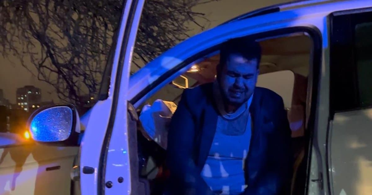 Tarlaya giren otomobil ağaca çarptı: Sürücü yaralandı