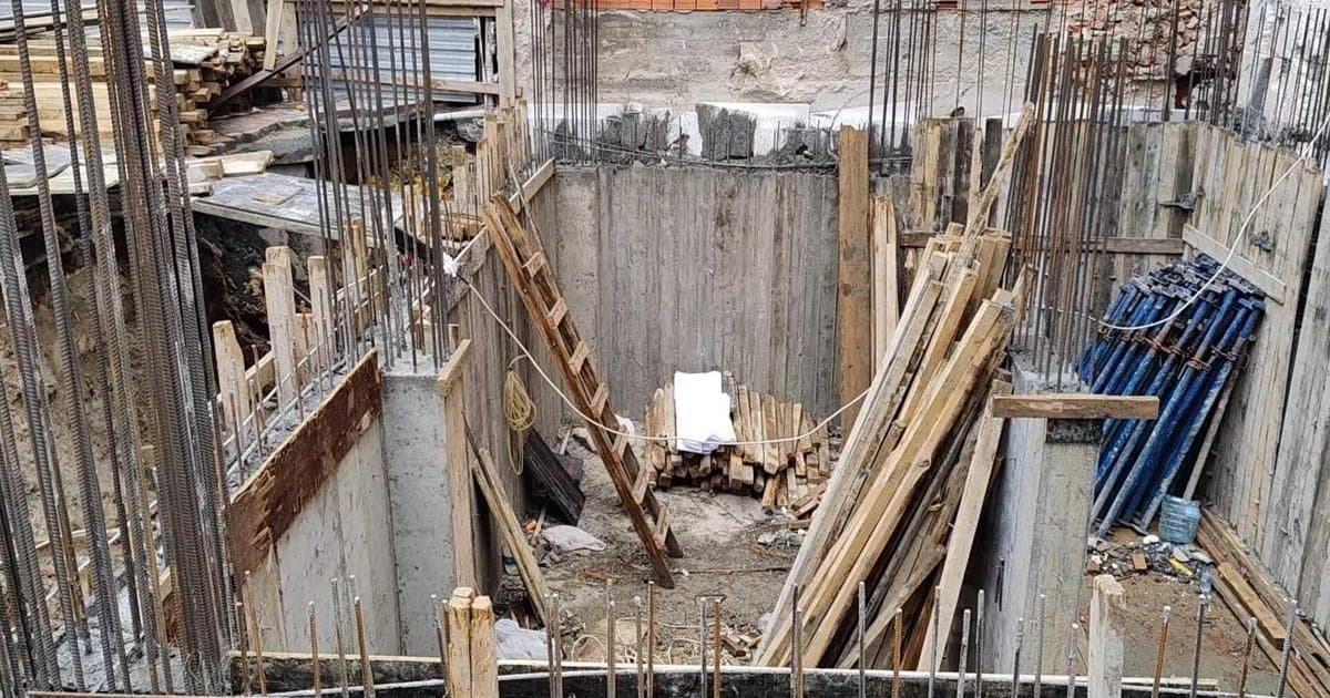 Zeytinburnu'nda inşaatta işçi merdivenden düşerek yaralandı