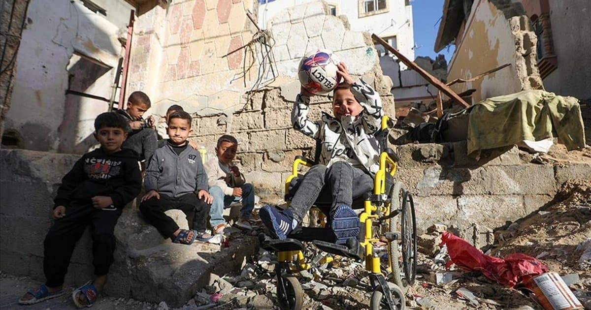 Gazze'de İsrail saldırısı sonucu felç olan çocuk