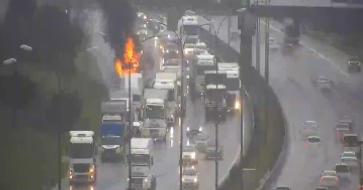 TIR seyir halindeyken alev alev yandı