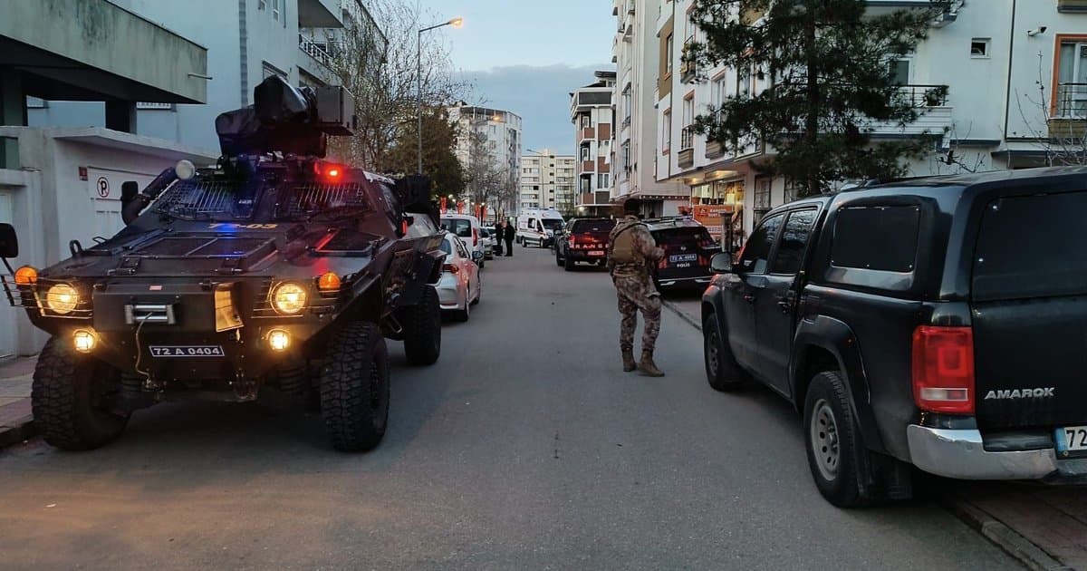 17 yaşındaki çocuk anne ve ağabeyini katletti