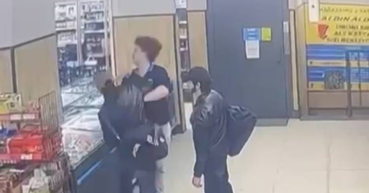 Market çalışanına yumruk atıp kaçtılar