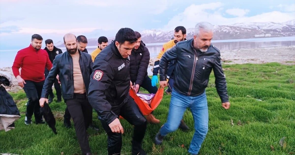 Van Gölü'nde donma tehlikesi geçiren kişi kurtarıldı