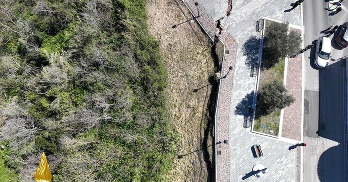 İtalya'da aşırı yağış sonrası 4 km'lik toprak kayması