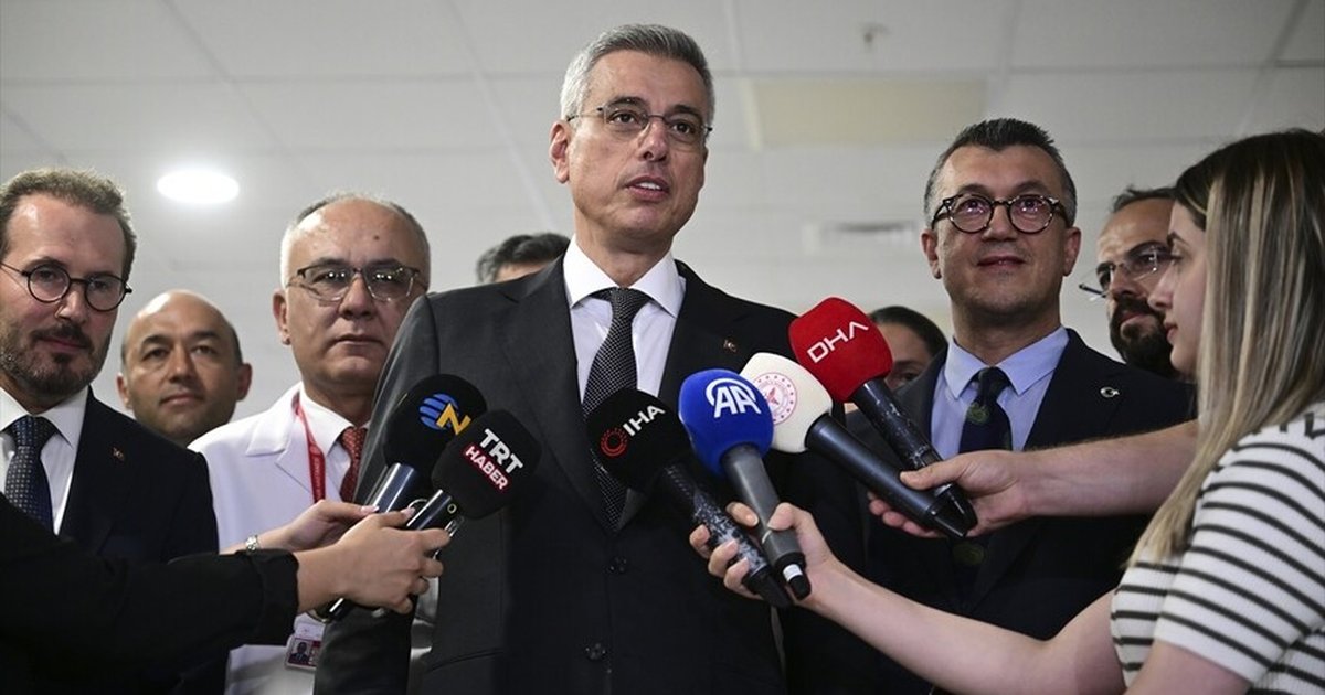 Bakan Memişoğlu, yerli kalp-akciğer makinesiyle ameliyat edilen hastayı ziyaret etti