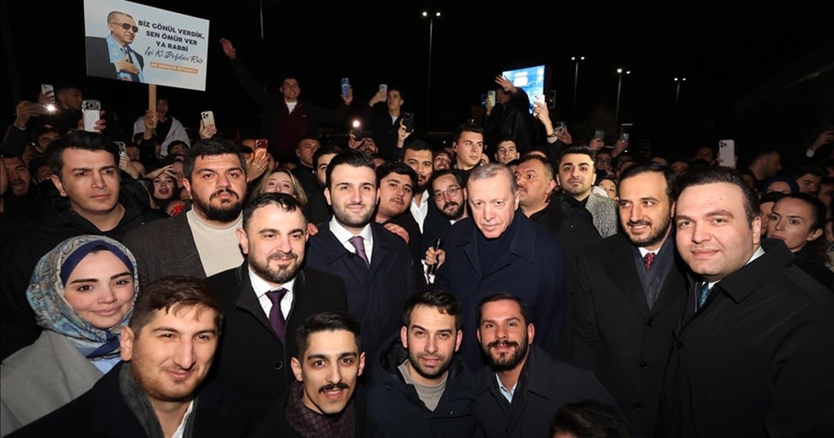 AK Parti'li gençler Erdoğan'ı doğum gününde kutladı