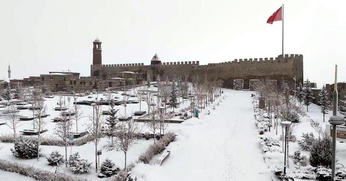 Erzurum'da rekor kar yağışı