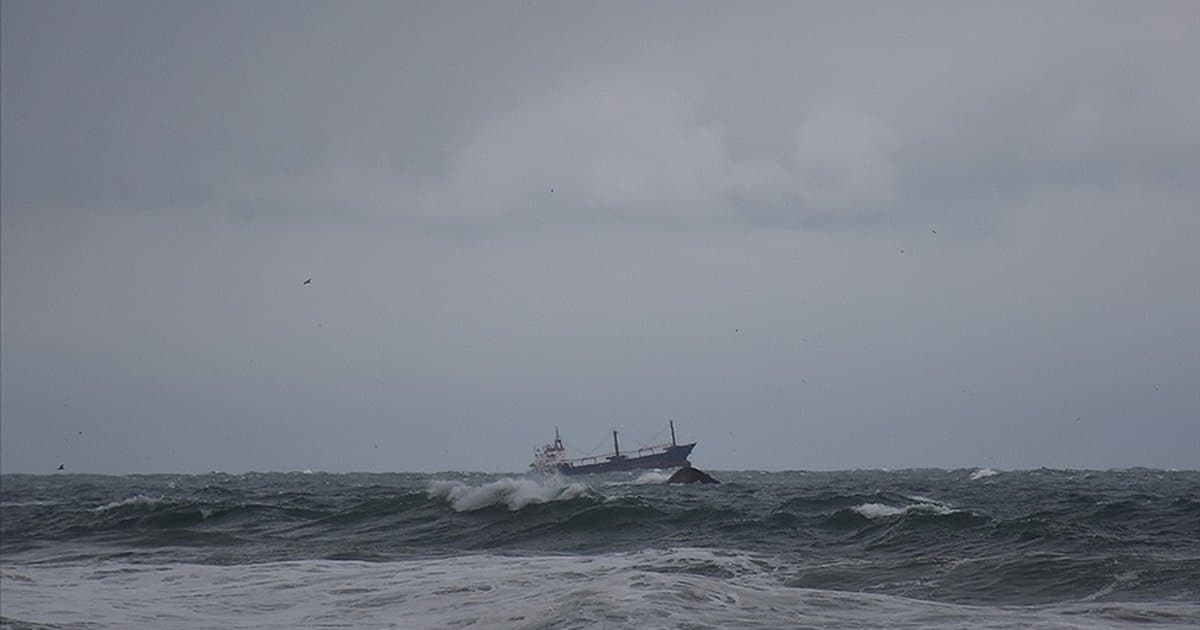 Panama bayraklı ticari gemi Fas kıyılarında battı