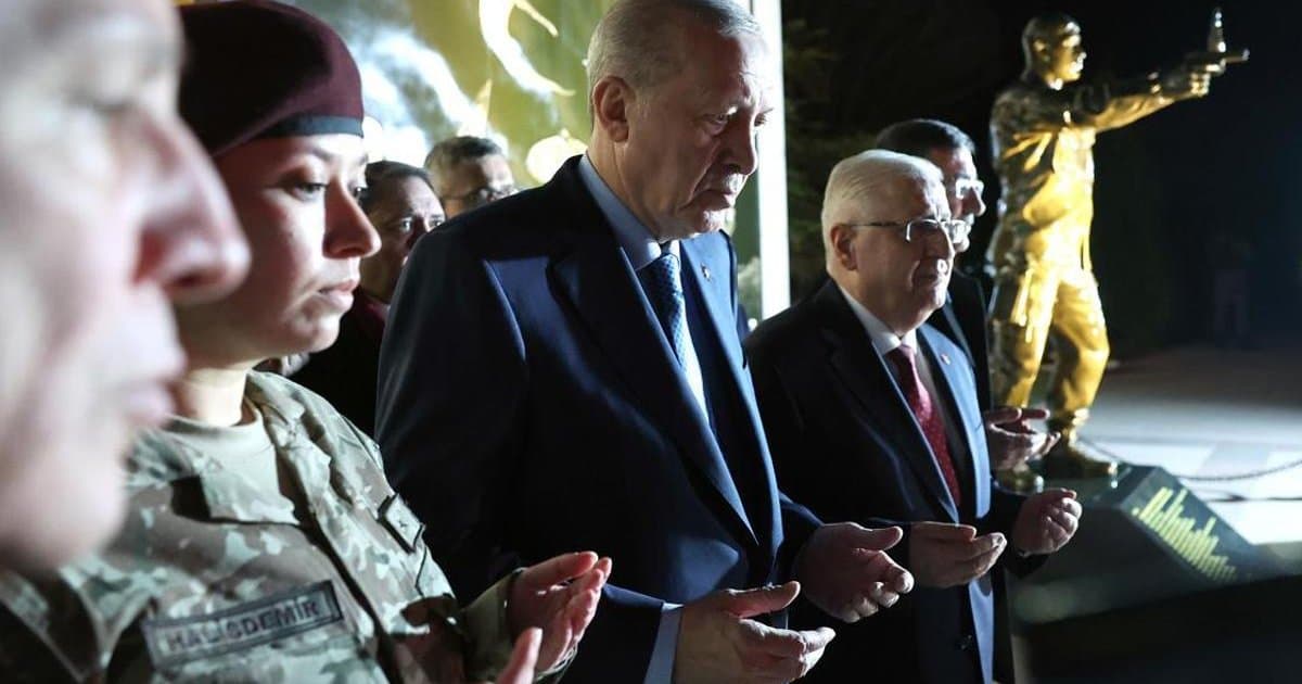 Cumhurbaşkanı Erdoğan'dan Ömer Halisdemir anıtında duygusal ziyaret