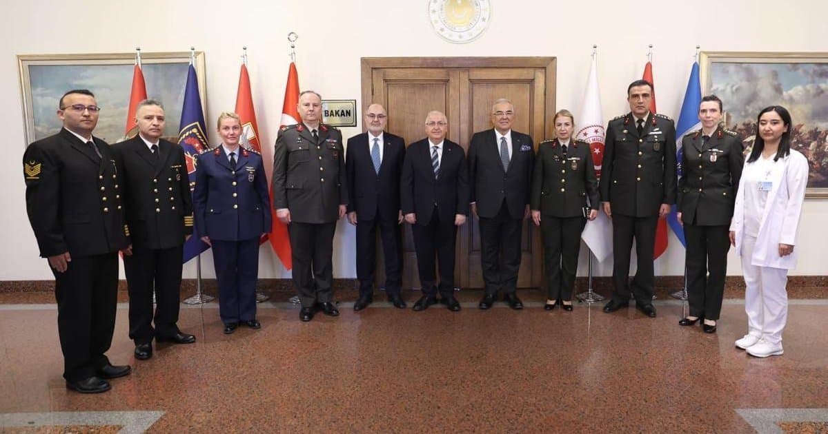 Bakan Güler, Sağlık Personeliyle Buluştu