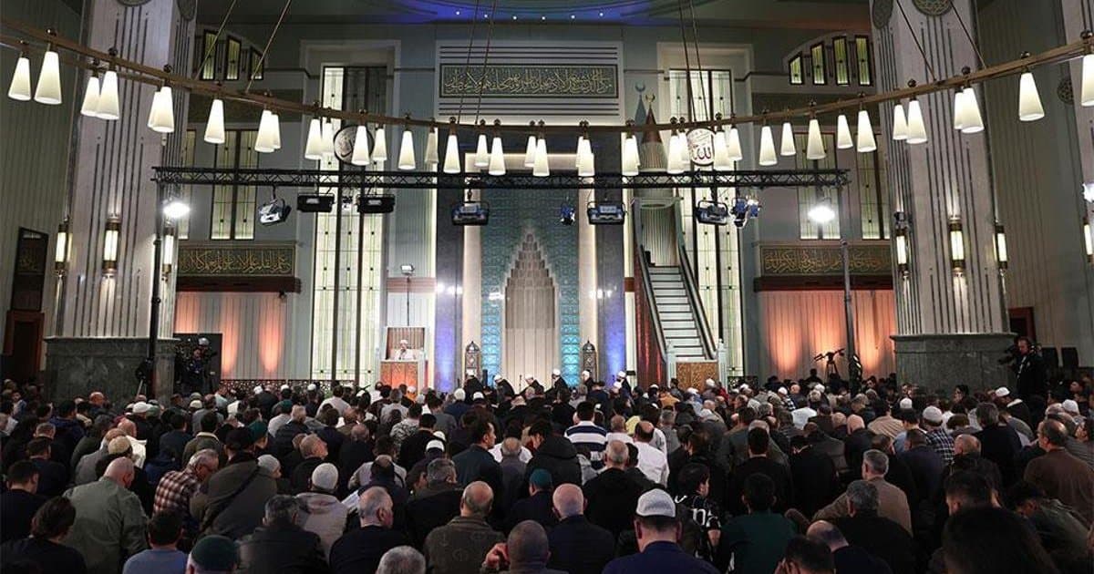 Kadir Gecesi'nde özel yayın: Dualar ve salavatlar edildi