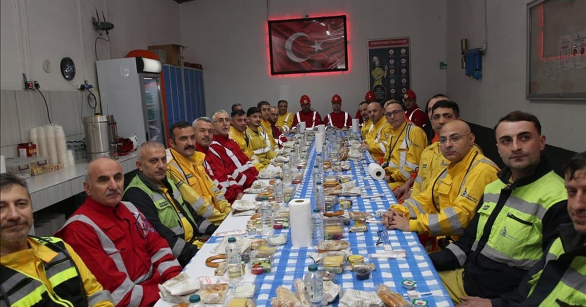 Bakan Işıkhan, bakır madeninde işçilerle sahur yaptı