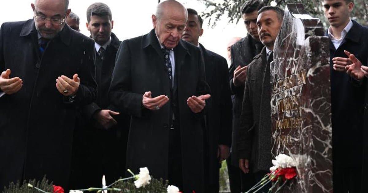 MHP Genel Başkanı Bahçeli'den Alparslan Türkeş'in kabrine ziyaret