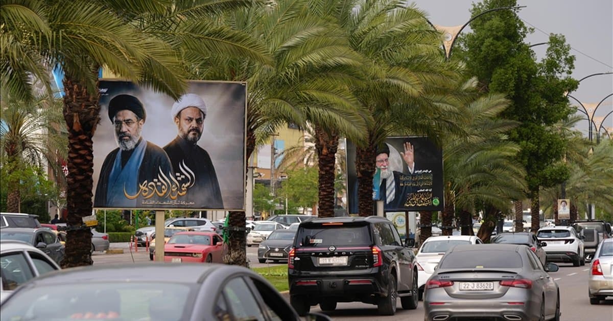 Bağdat sokaklarına Hamaney posterleri asıldı