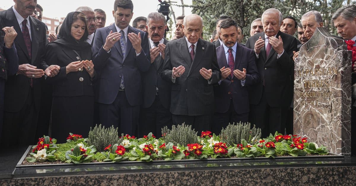 Devlet Bahçeli'den Alparslan Türkeş'in kabrine ziyaret