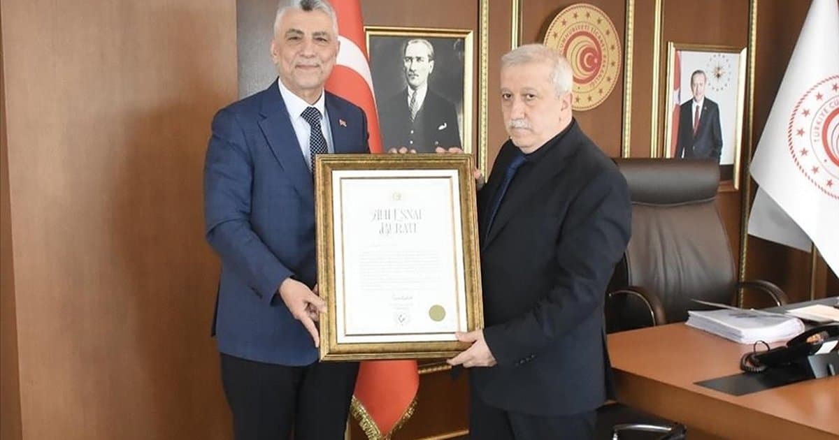 Bakan Bolat, esnafa Ahi Esnaf Beratı verdi