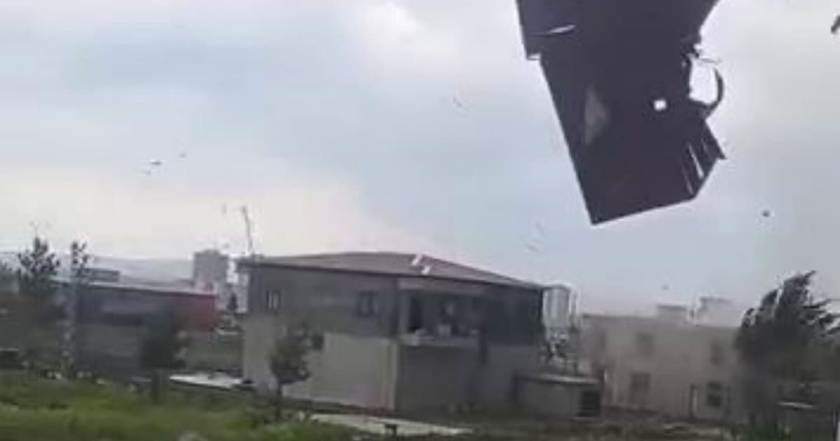 Diyarbakır'da Kuvvetli Rüzgar Ev Çatısını Uçurdu
