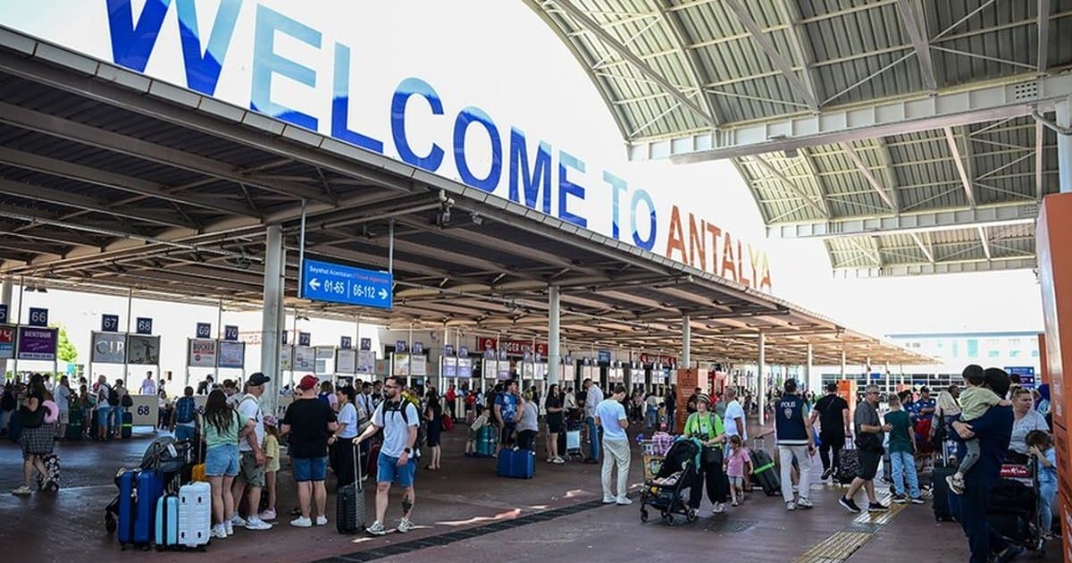 Antalya Havalimanı ilk çeyrekte 3 milyonu aşkın yolcuya hizmet verdi