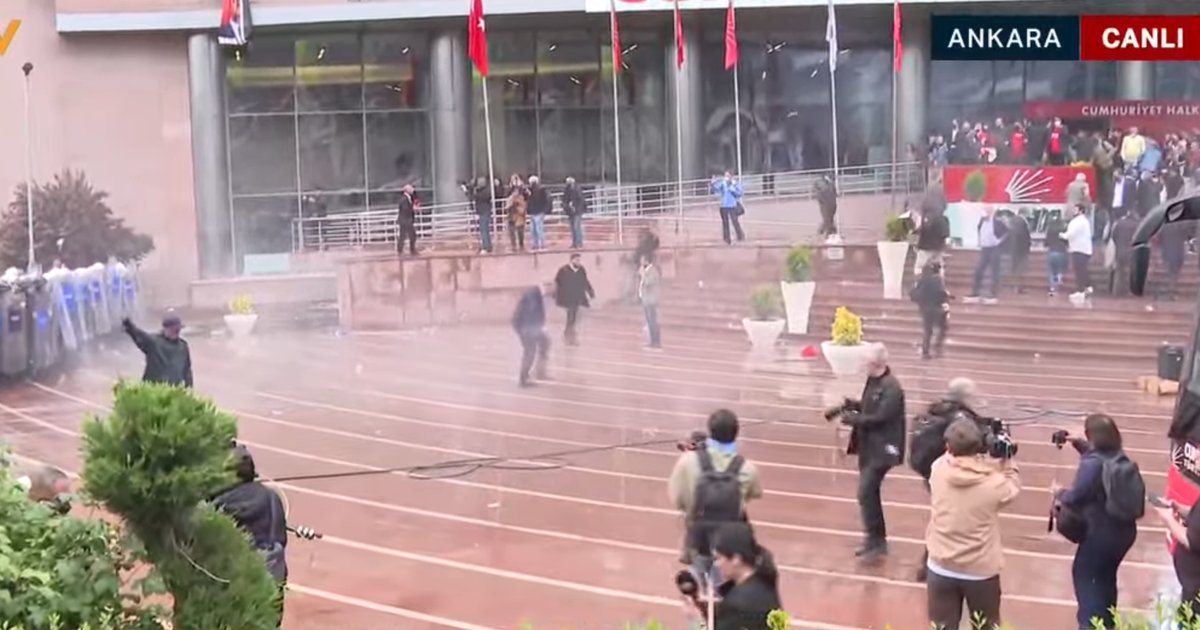 CHP Genel Merkezi'nde gerginlik: Polis tahliye için müdahale etti