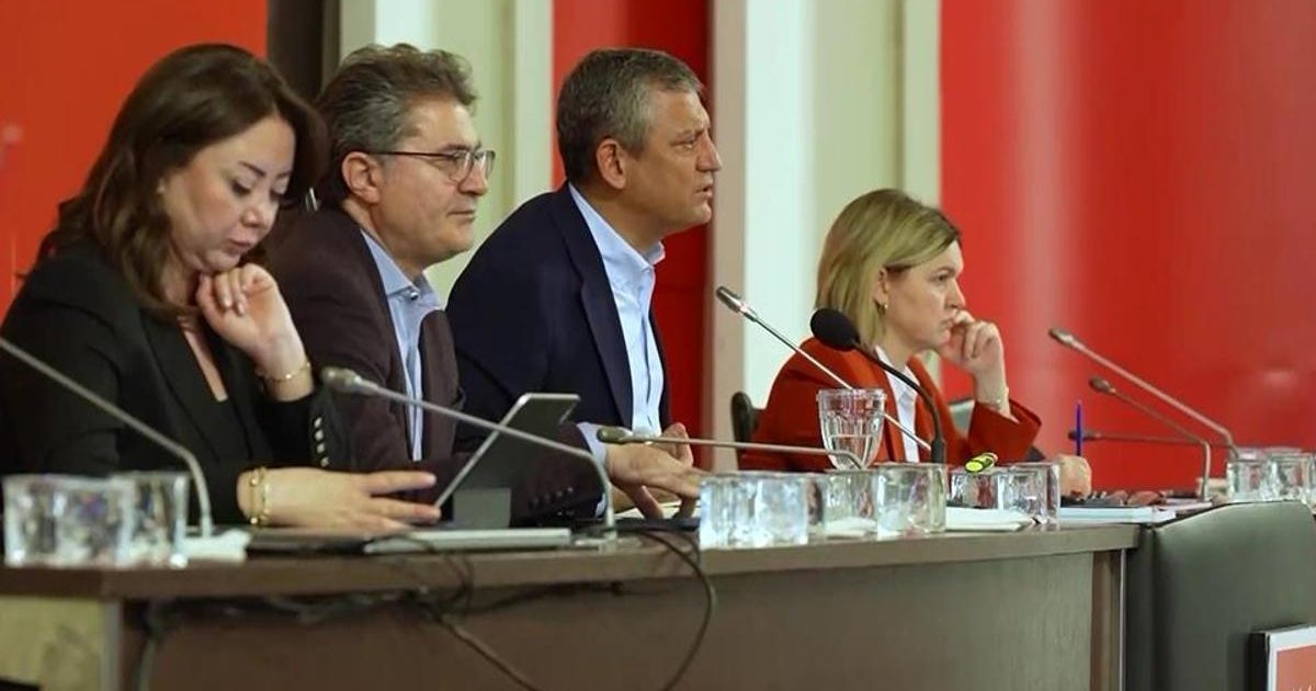 CHP'de sanal medya krizi: Kurumsal hesaplar Özgür Özel'e bağlandı