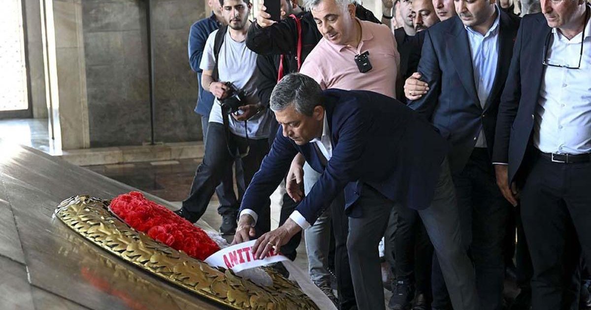 Atatürk'ün huzurunda çelenk krizi