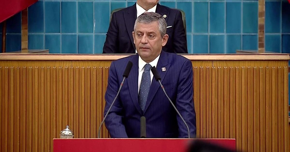 Özgür Özel CHP Grup Toplantısında Sloganlarla Karşılandı