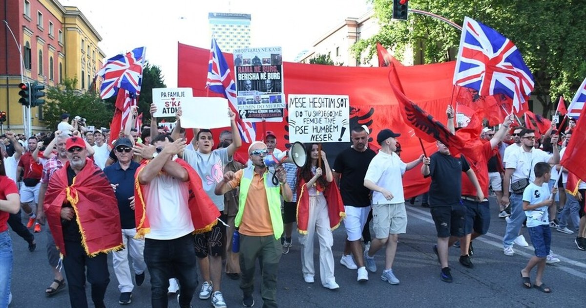Arnavutluk'ta turizm projesine karşı gösteriler 14. gününde