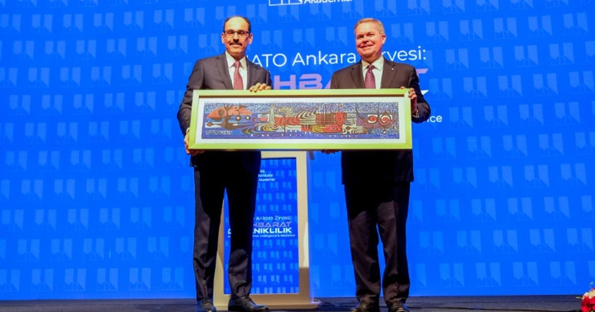 NATO Zirvesi'nde MİT Başkanı Kalın'ın Hediyesi