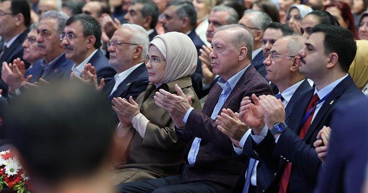 AK Parti'den Yeni Şarkı: 'Efsane Büyük Başkan' Tanıtıldı
