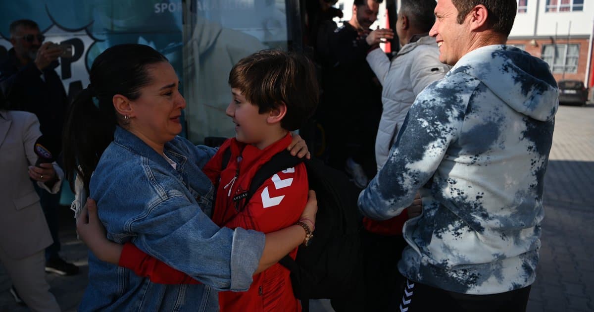 Katar'da mahsur kalan Türk sporcular Türkiye'ye döndü