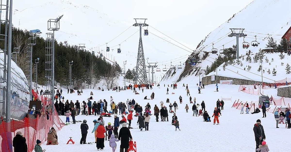 Palandöken Kayak Merkezi bayramda kayakseverleri ağırladı