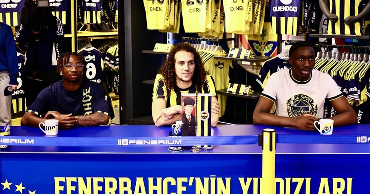 Fenerbahçeli futbolcular taraftarlarla buluştu