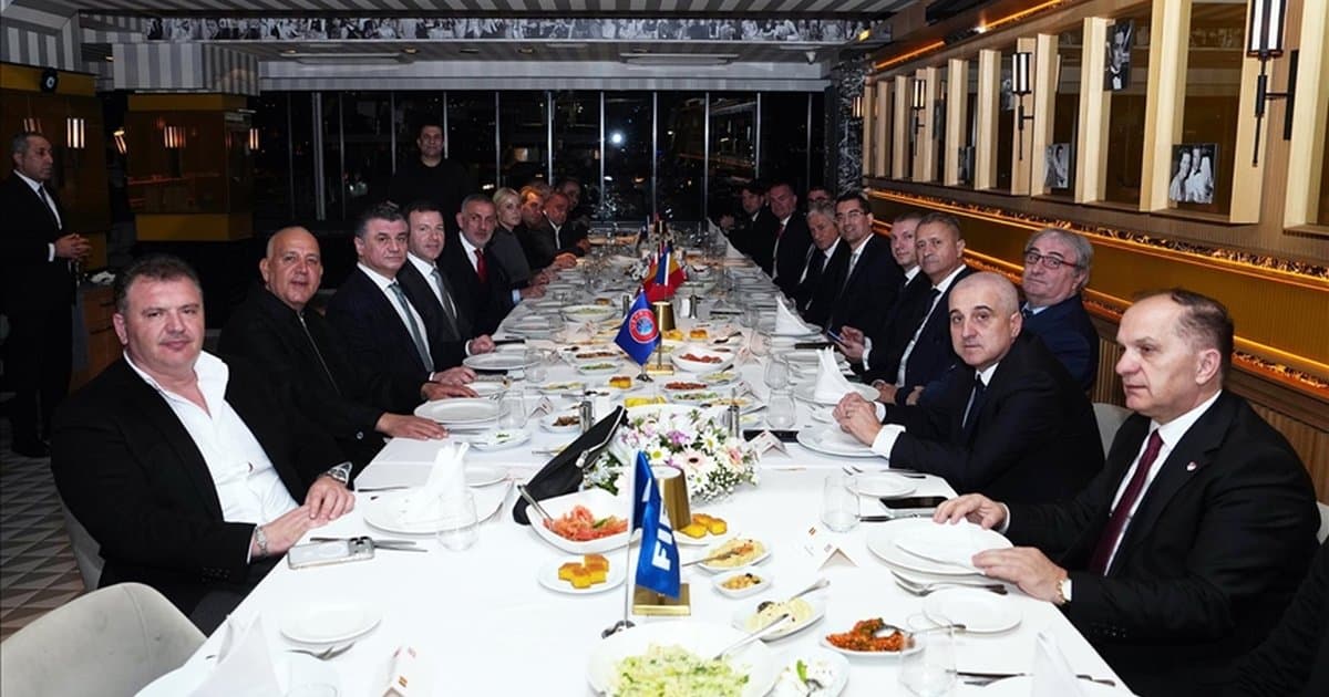 A Milli Futbol Takımı, Romanya maçı öncesi yemekle toplandı