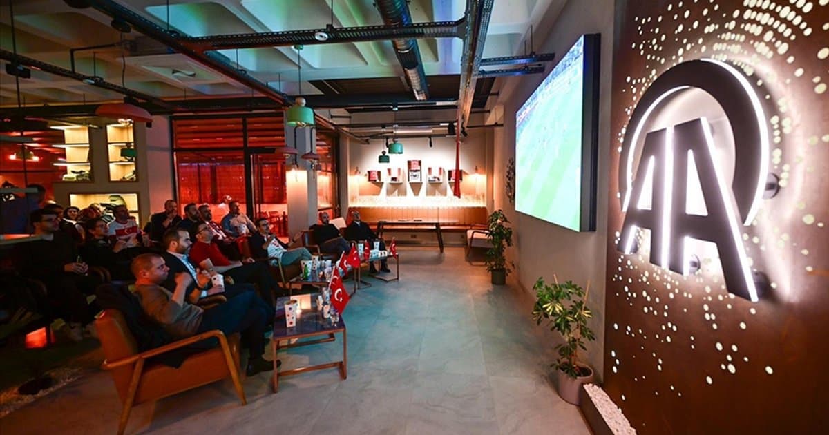 Anadolu Ajansı çalışanları tarihi Kosova-Türkiye maçını izledi