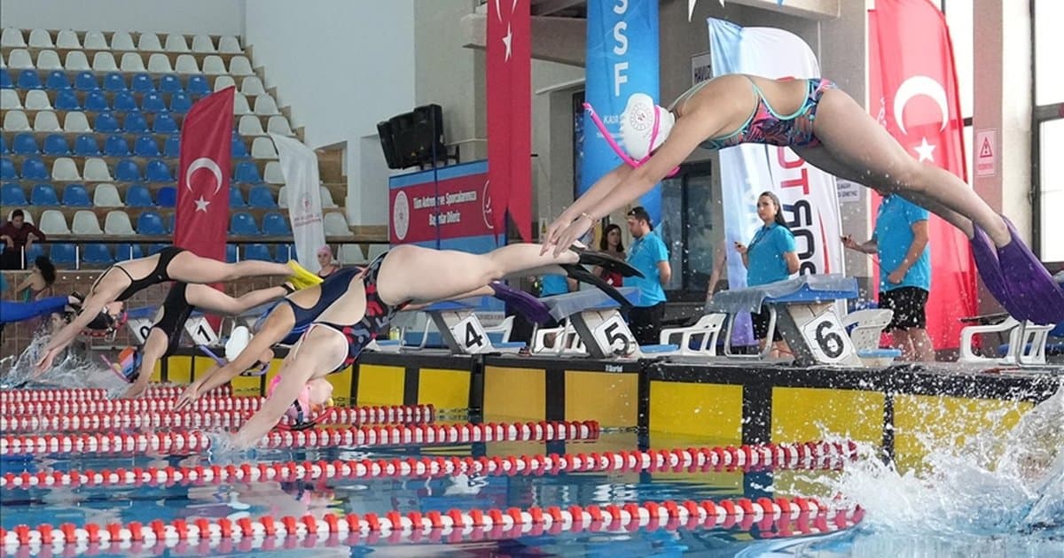 Paletli Yüzmede Türkiye Rekoru Kırıldı
