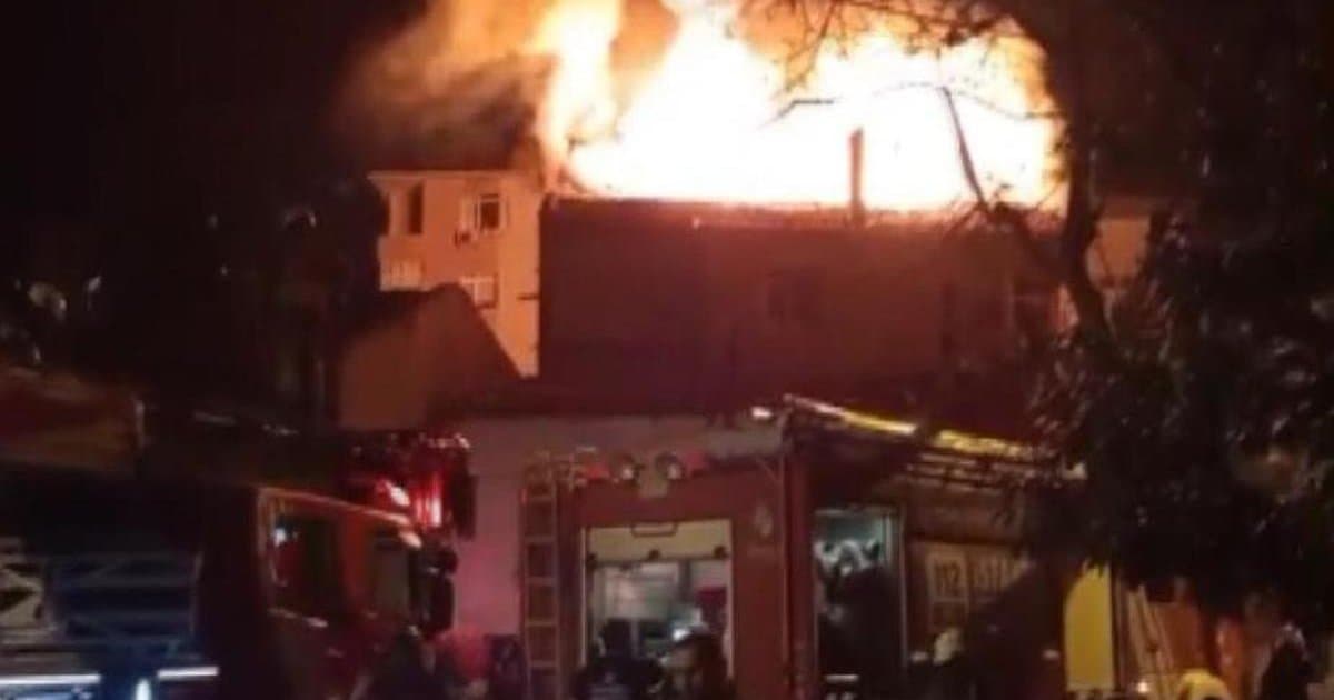 İstanbul Kartal'da 3 katlı binanın çatısı yandı