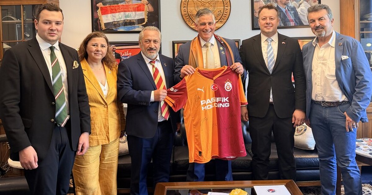 ABD Kongre Üyesi Baumgartner'a Galatasaray forması hediye edildi