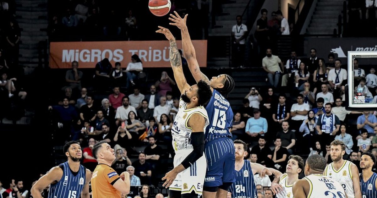 Anadolu Efes, Fenerbahçe Beko'yu 102-93 yendi