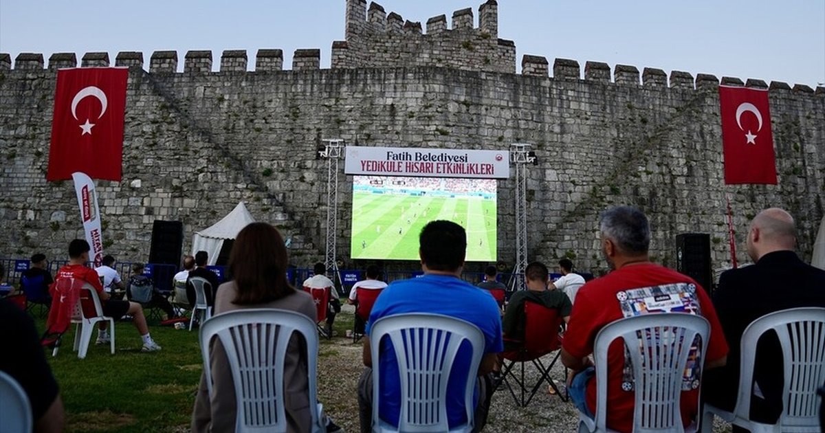 İstanbul'da Vatandaşlar Milli Takımı Ekran Karşısında Destekledi