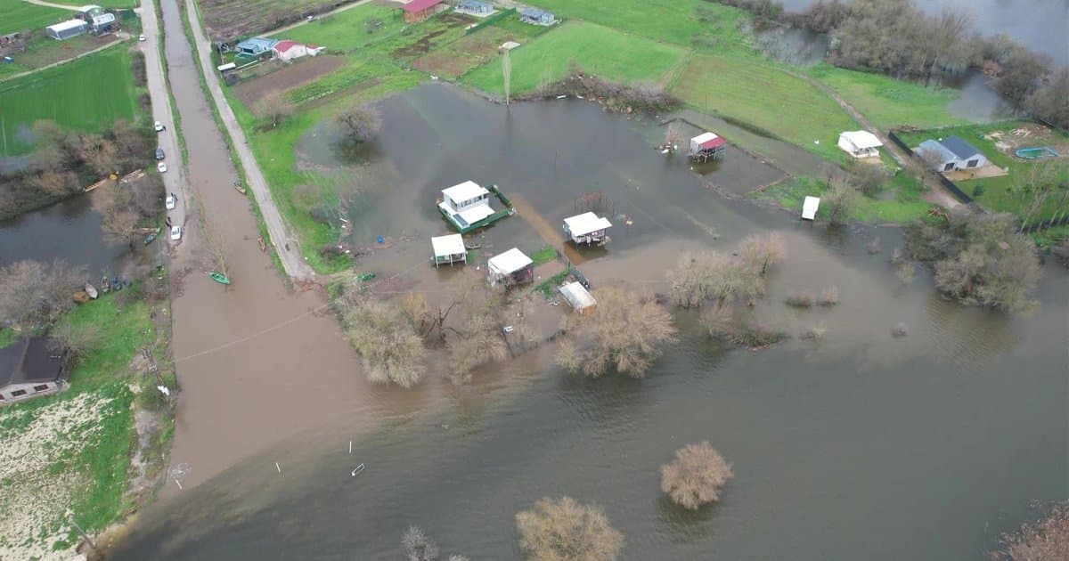Bursa'da Ulubat Gölü taştı, hobi bahçeleri sular altında kaldı
