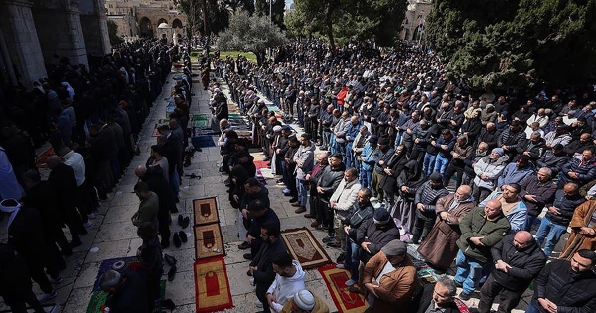 Filistinliler Mescid-i Aksa'da namaz kıldı