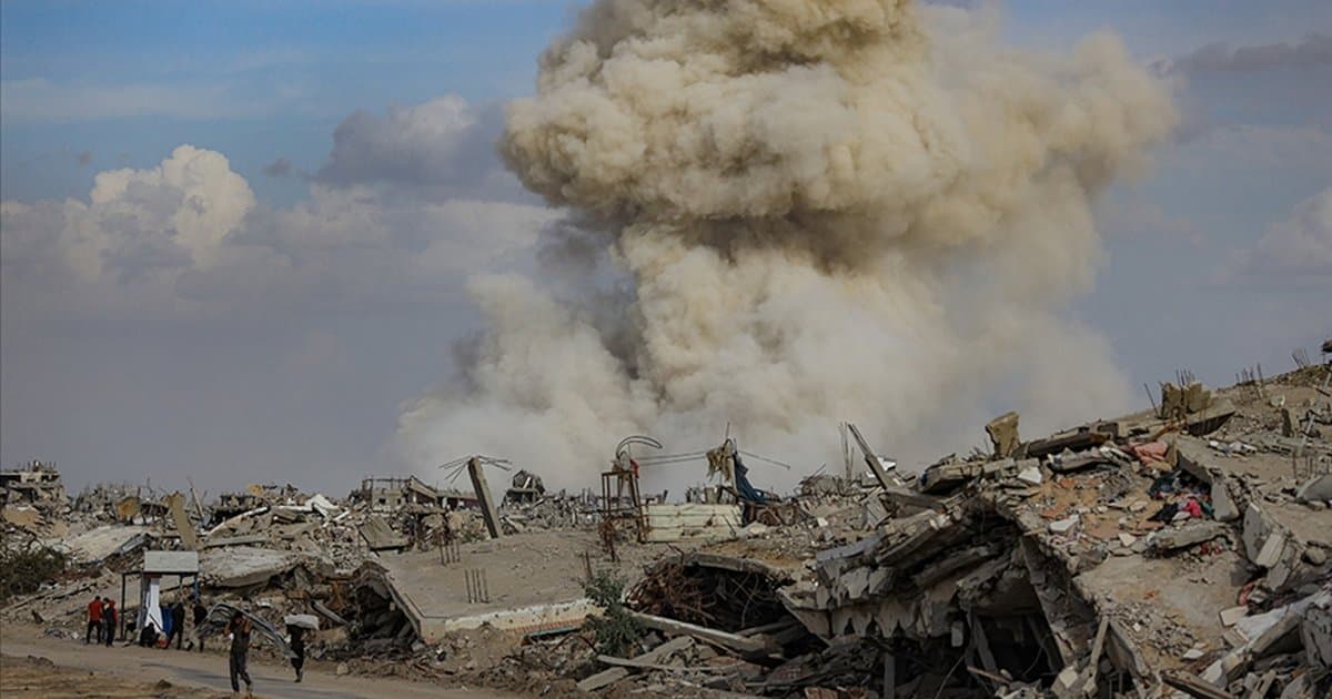 İsrail ordusu Gazze Şeridi'ni bombaladı, binaları yıktı