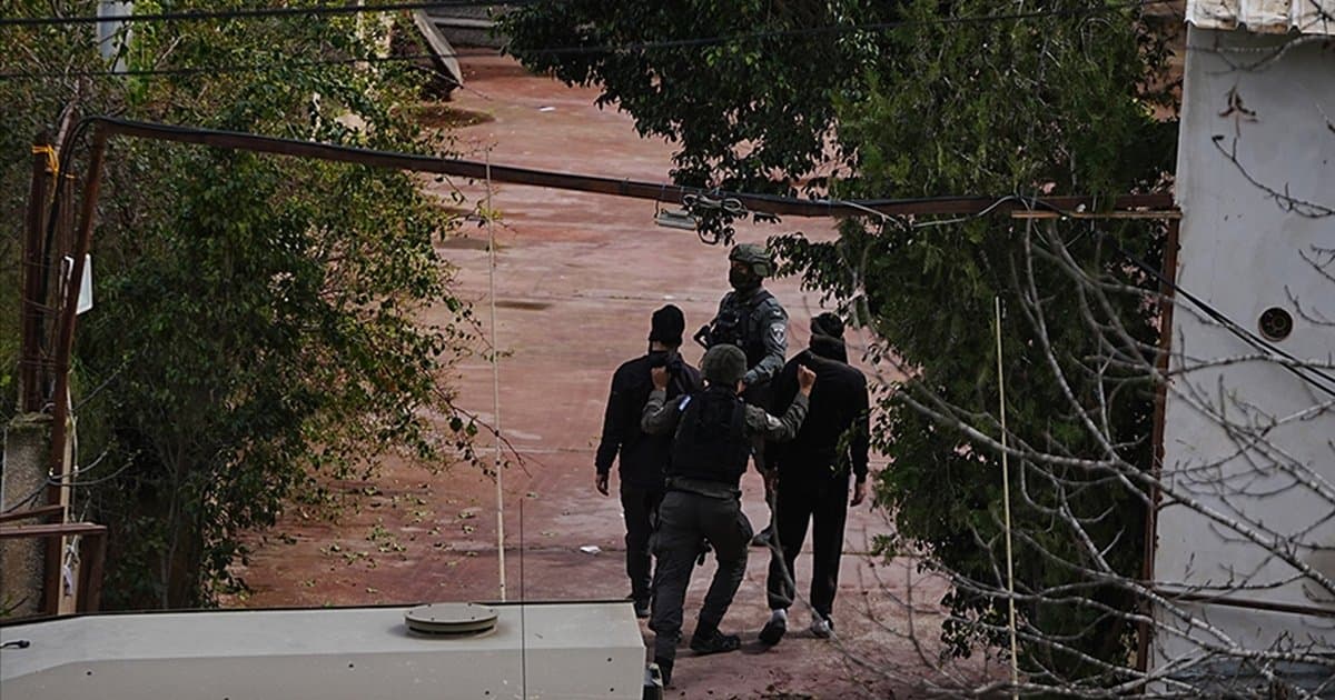 İsrail ordusu Batı Şeria'da 24 Filistinliyi gözaltına aldı
