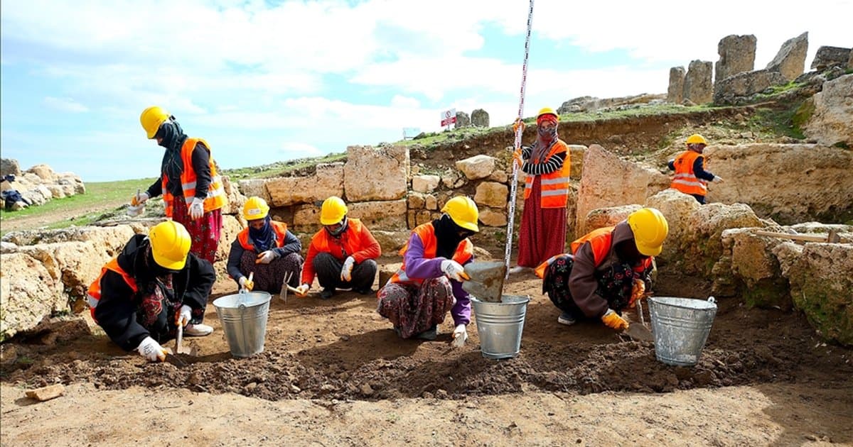 Diyarbakır'da kadınlar Zerzevan Kalesi'nde kazılara destek veriyor